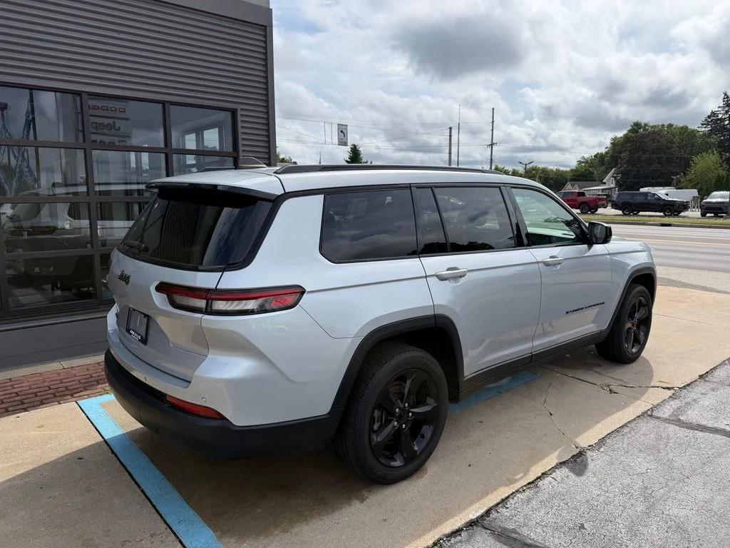 Used 2023 Silver Jeep Altitude image 6