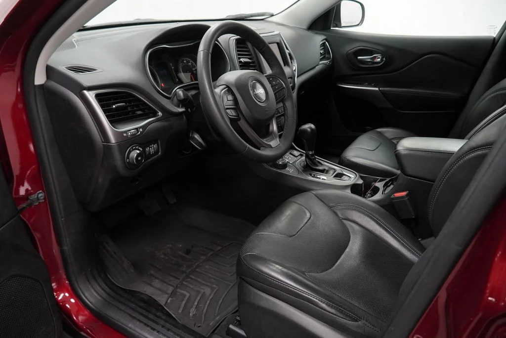 Used 2021 Red Jeep Latitude Lux image 12