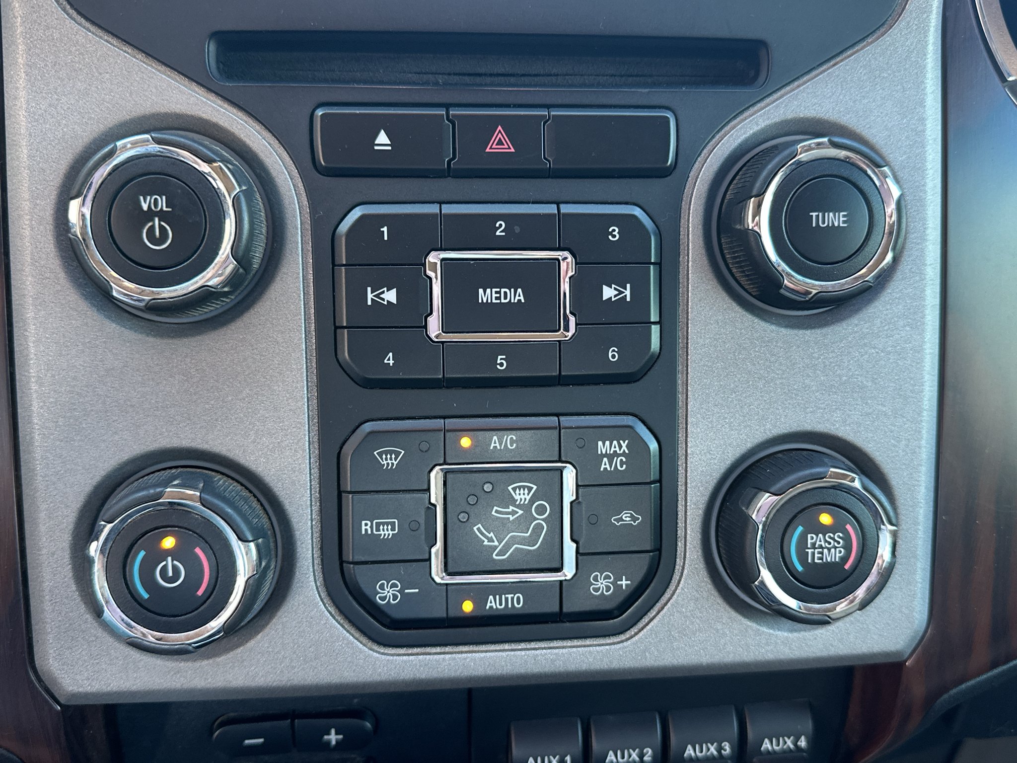 Used 2016 White Platinum Metallic Tri-Coat Ford LARIAT image 25