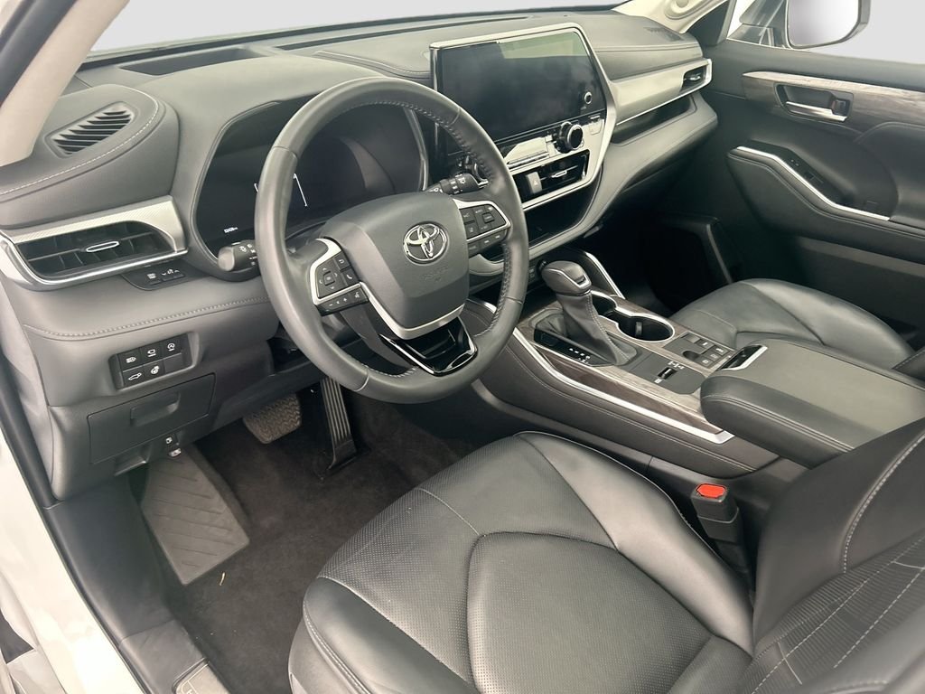 Used 2023 Pearl Toyota Platinum image 9