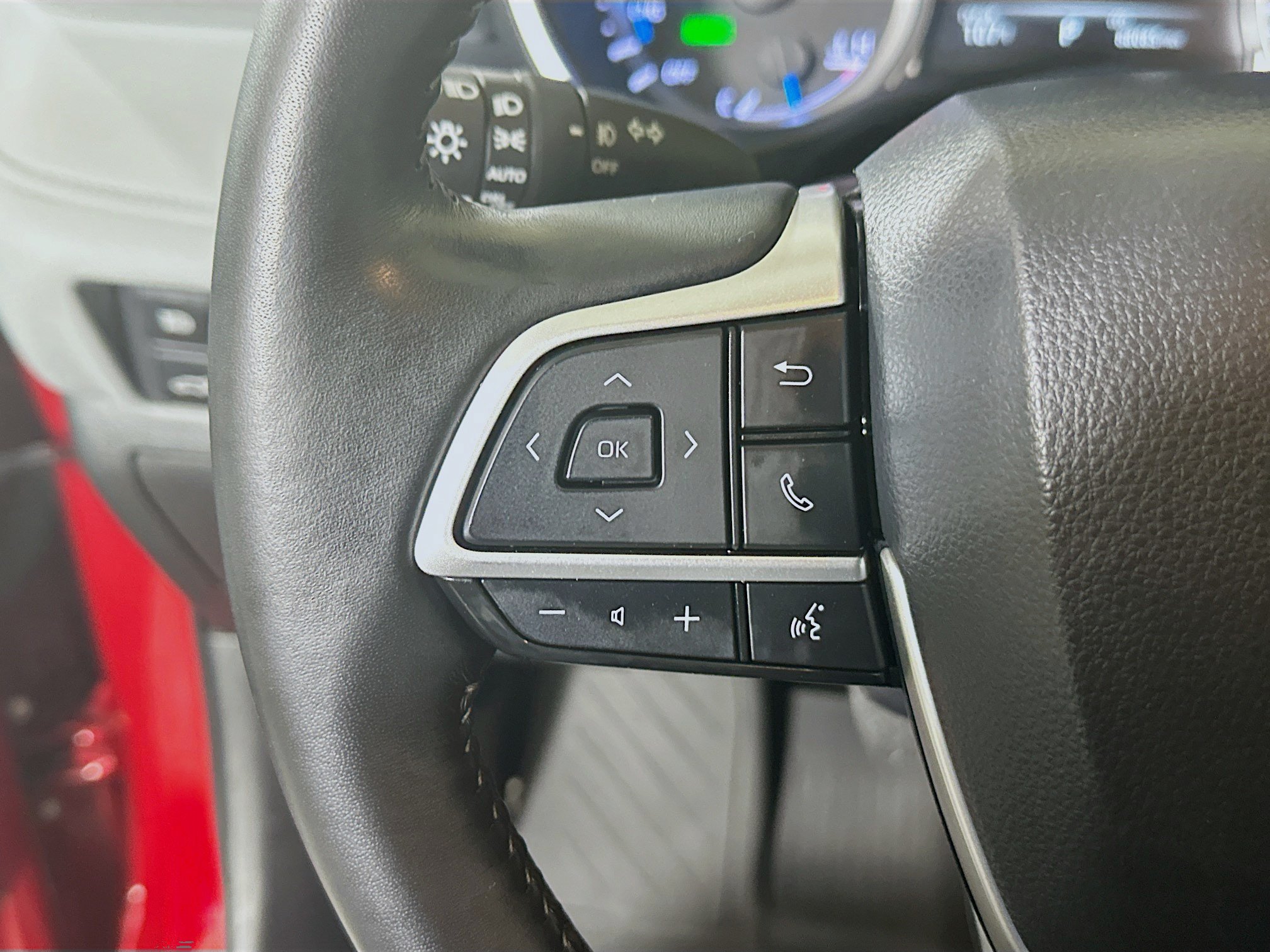 Used 2025 Pearl Toyota Hybrid XLE image 16
