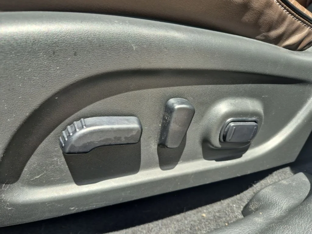 Used 2020 White Nissan Platinum image 18