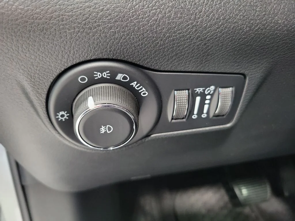 New 2026 Bright White Clear-Coat Exterior Paint Jeep Trailhawk image 13