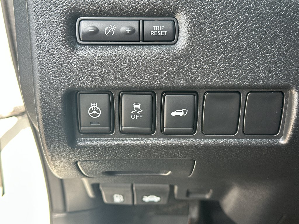 Used 2018 Pearl White Nissan SL image 27