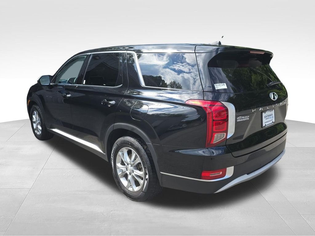 Used 2022 Black Hyundai SE image 3