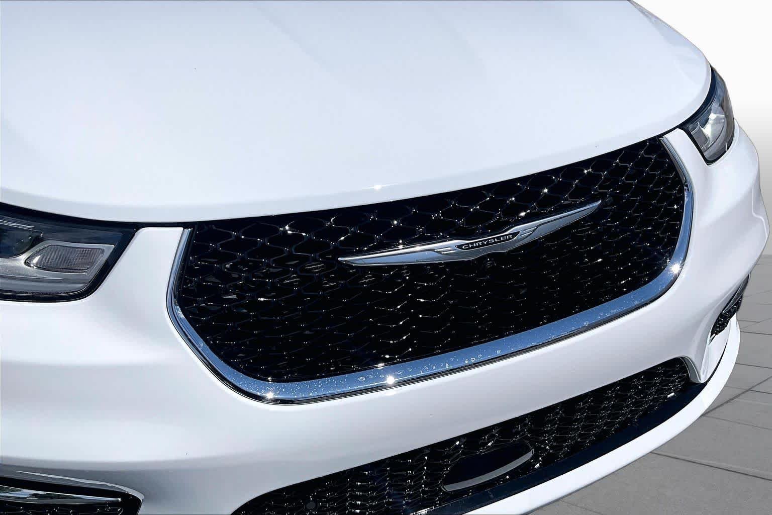 Used 2024 Bright White Clearcoat Chrysler Touring L image 31