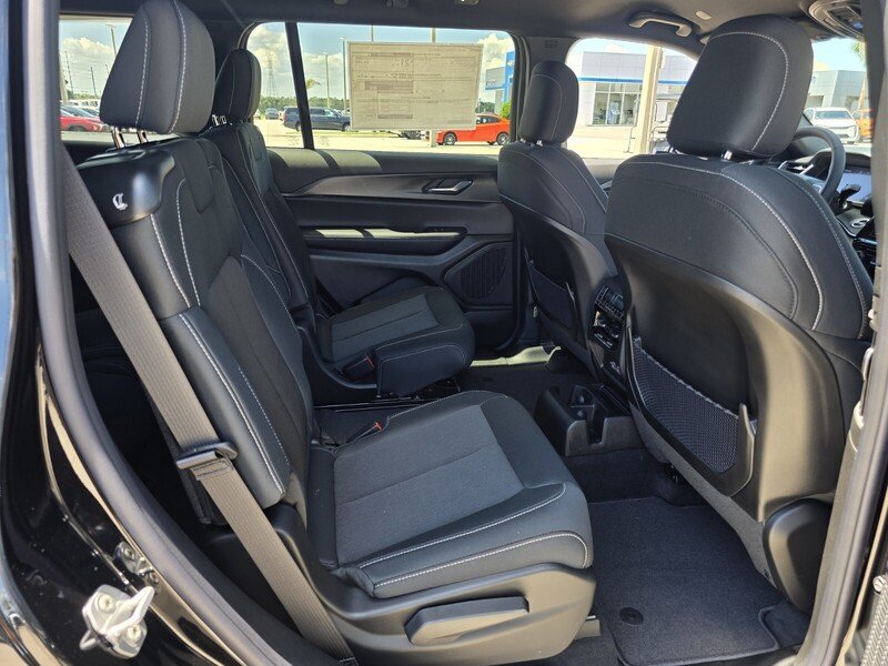 New 2026 Diamond Black Crystal Pearl-Coat Exterior Paint Jeep LAREDO 4X2 image 17