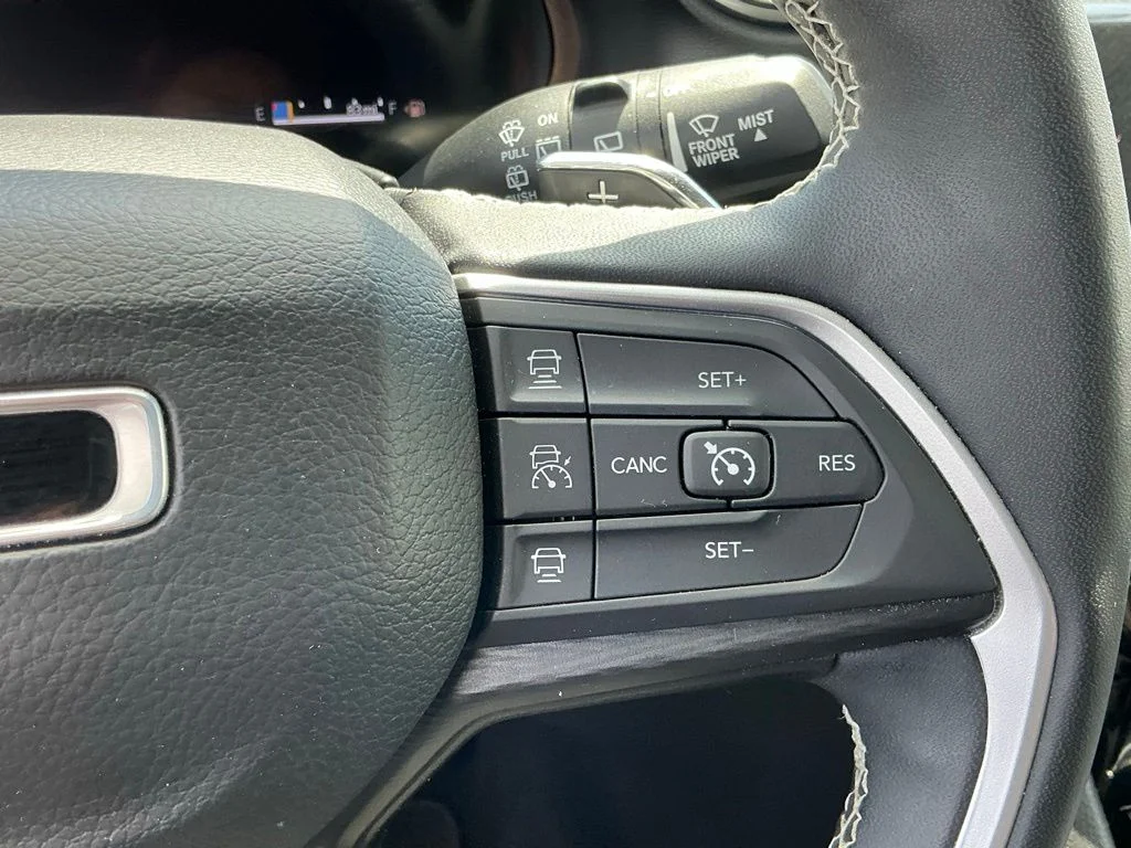 Used 2024 Red Jeep Altitude image 32