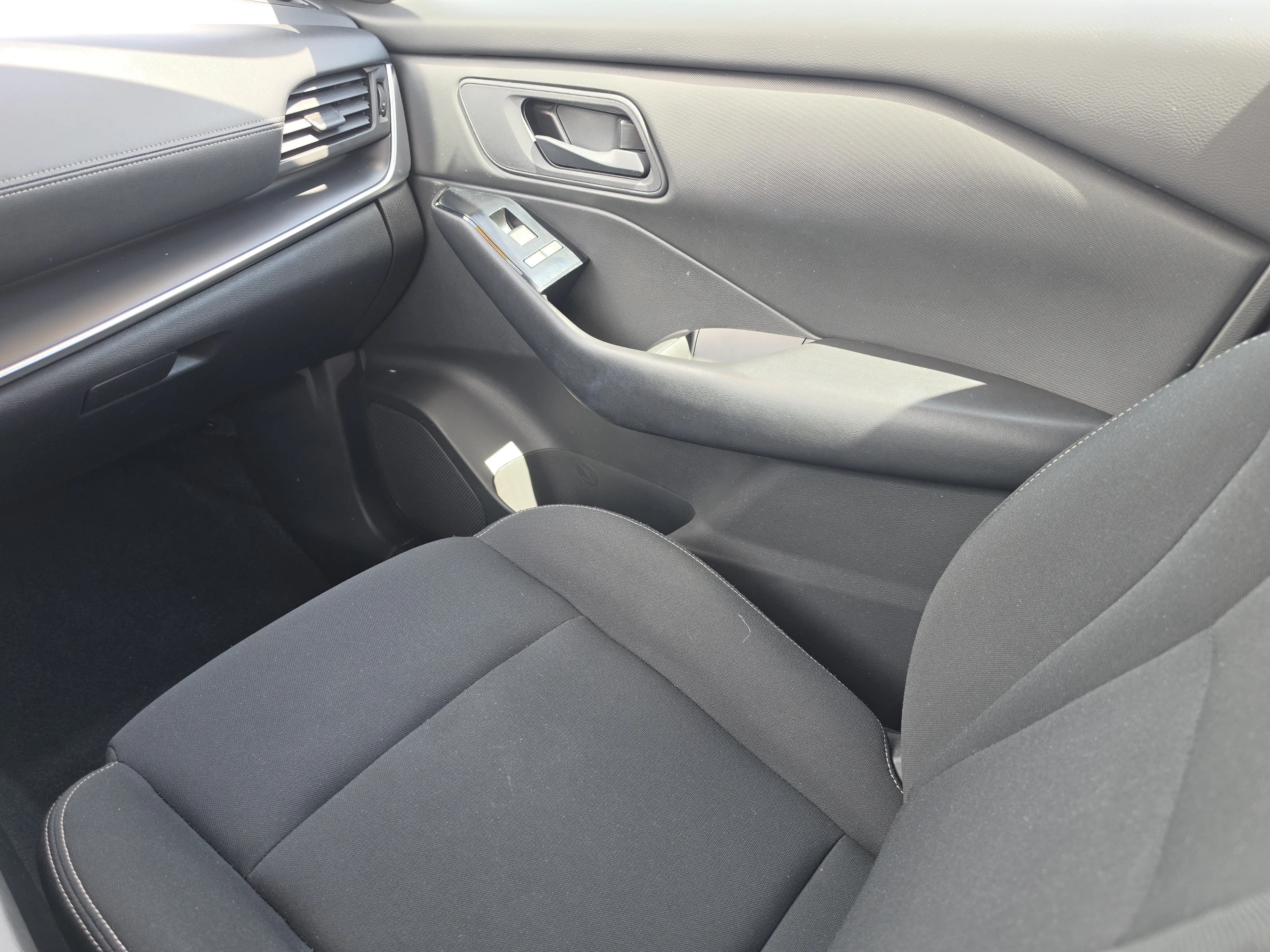 Used 2024 Glacier White Nissan S image 19