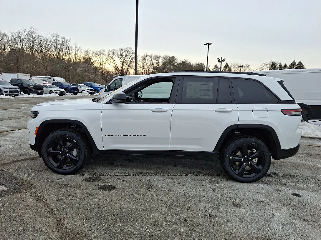 New 2025 Bright White Clear-Coat Exterior Paint Jeep Limited image 5