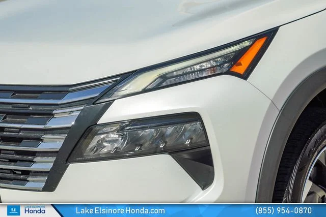 Used 2024 White Pearl Nissan SV image 5