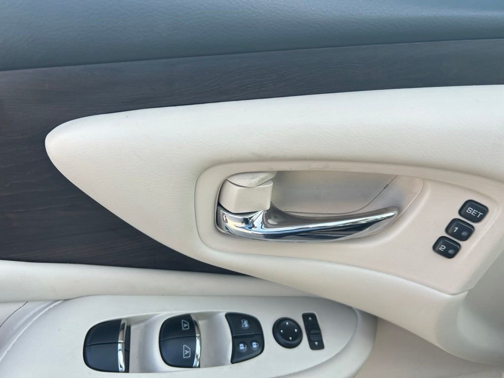 Used 2019 Blue Nissan Platinum image 8