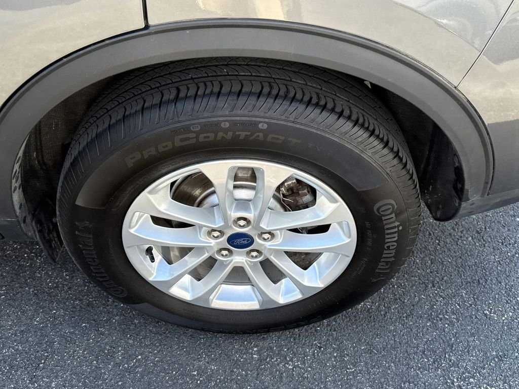 Used 2022 Gray Ford SE image 9