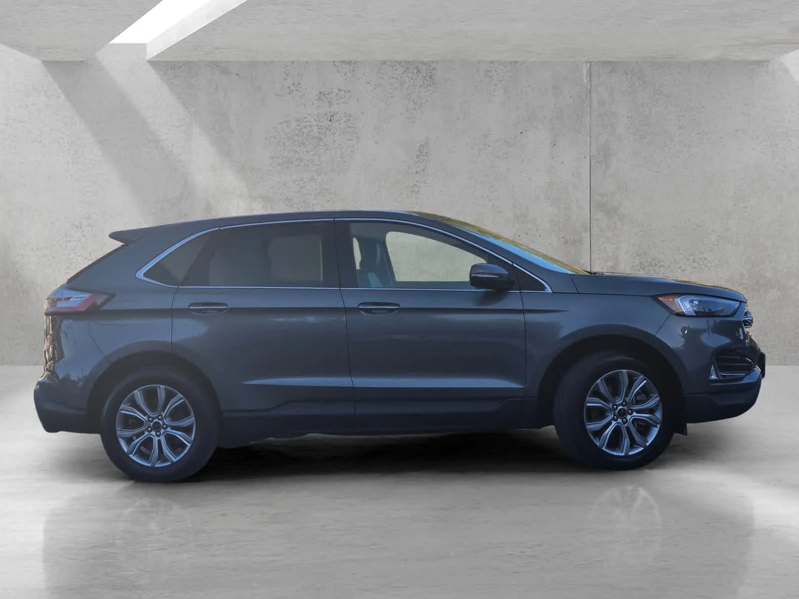 Used 2024  Ford Titanium image 3