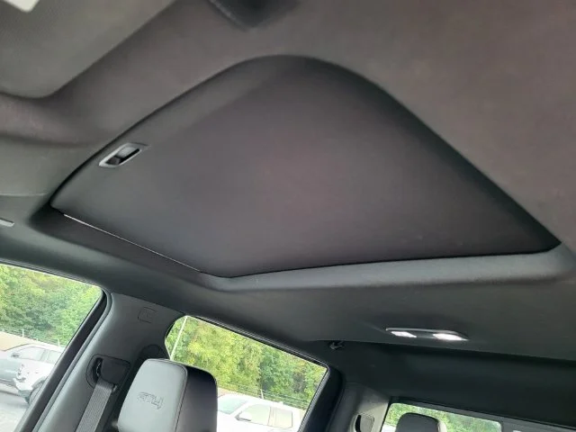 Used 2021 White GMC AT4 image 11