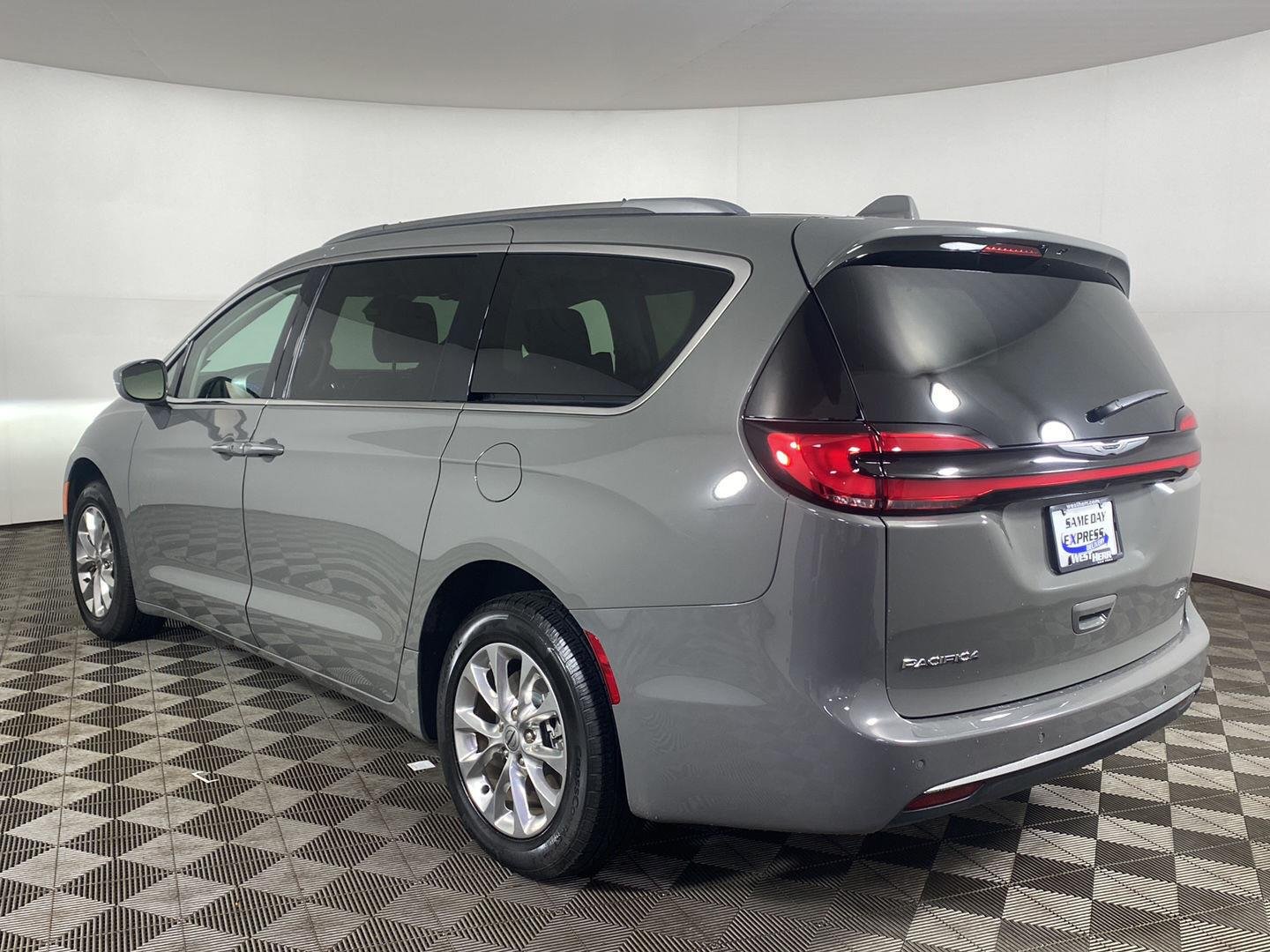 Used 2021 Ceramic Gray Clearcoat Chrysler Touring L AWD image 4