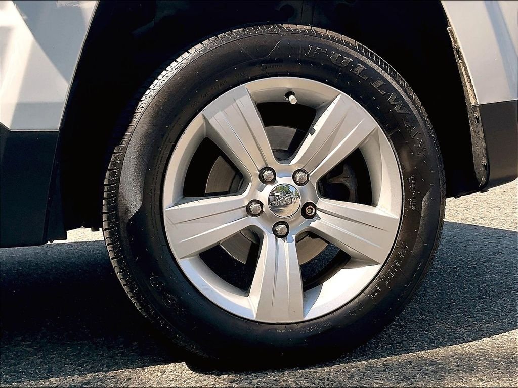 Used 2014 White Jeep Latitude image 7