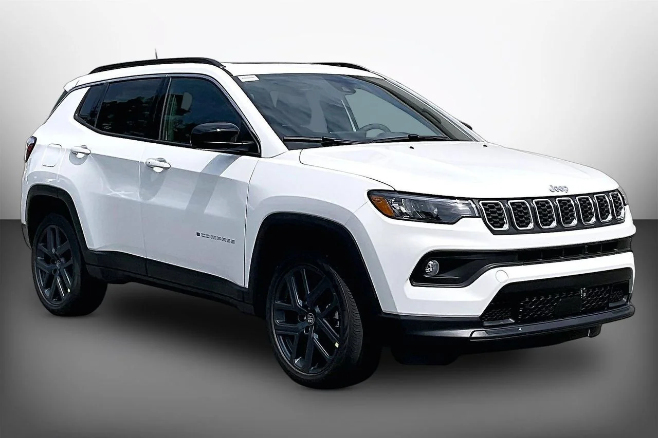 New 2026 Bright White Clearcoat Jeep Latitude image 2