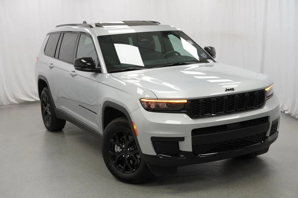 Used 2024 Silver Jeep Altitude X image 8
