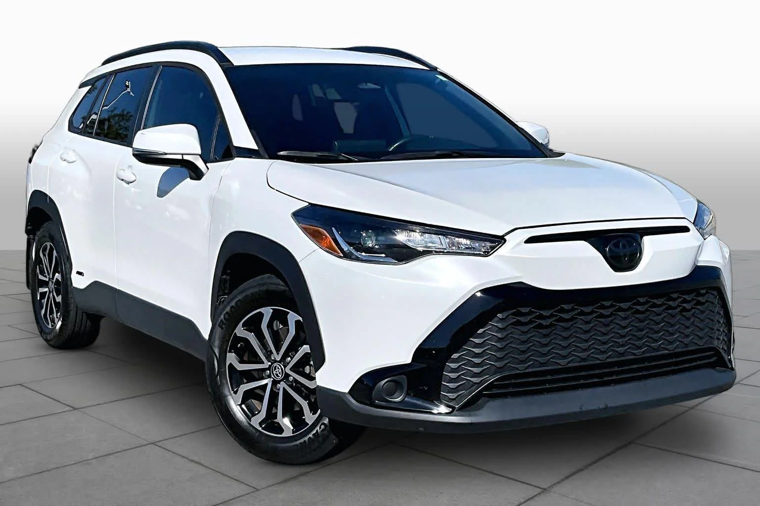 Used 2024 Wind Chill Pearl Toyota Hybrid SE image 3