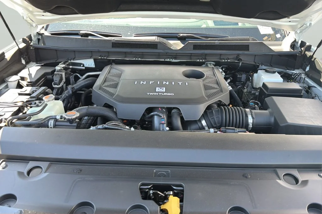 New 2027 2T RADIANT WHIT INFINITI Sport 4WD image 9