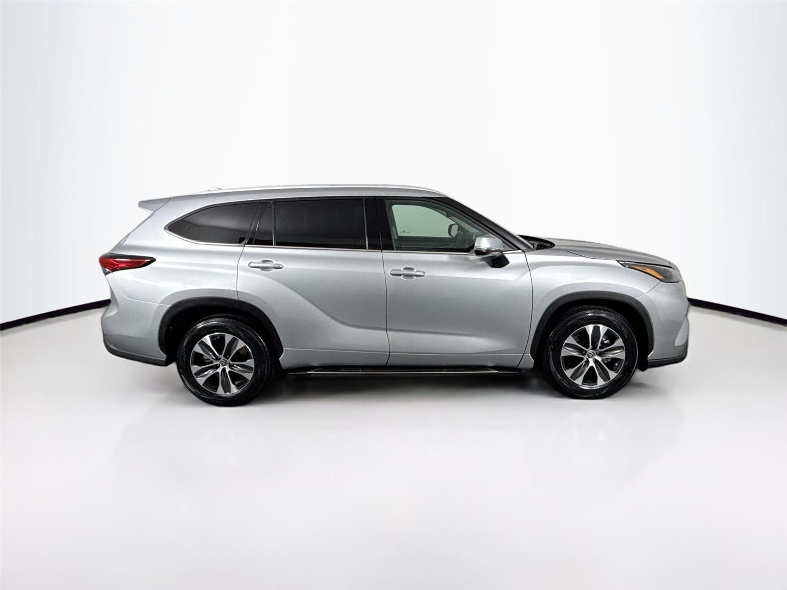 Used 2022 Celestial Silver Metallic Toyota XLE image 10