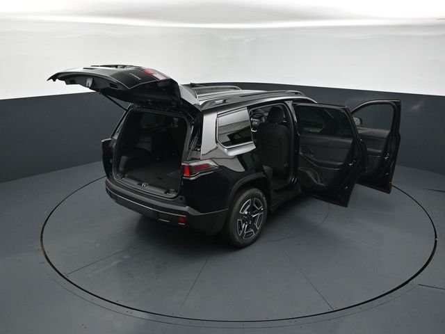 New 2026 Diamond Black Crystal Pearl-Coat Exterior Paint Jeep Laredo image 26