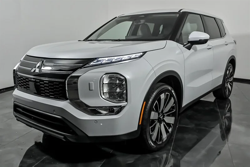 Used 2025 White Diamond Mitsubishi SE image 5