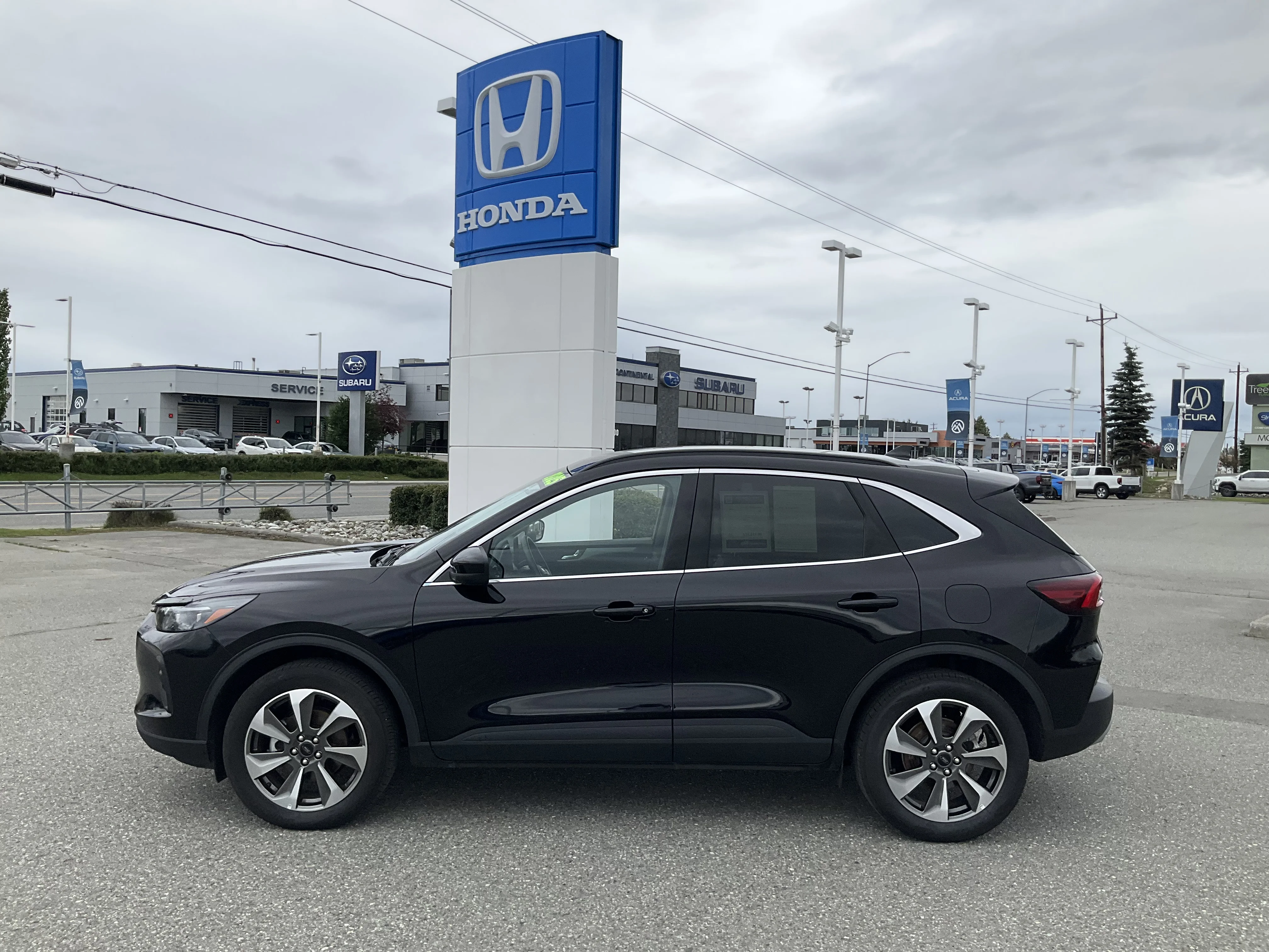 Used 2025 Agate Black Metallic Ford Platinum image 3