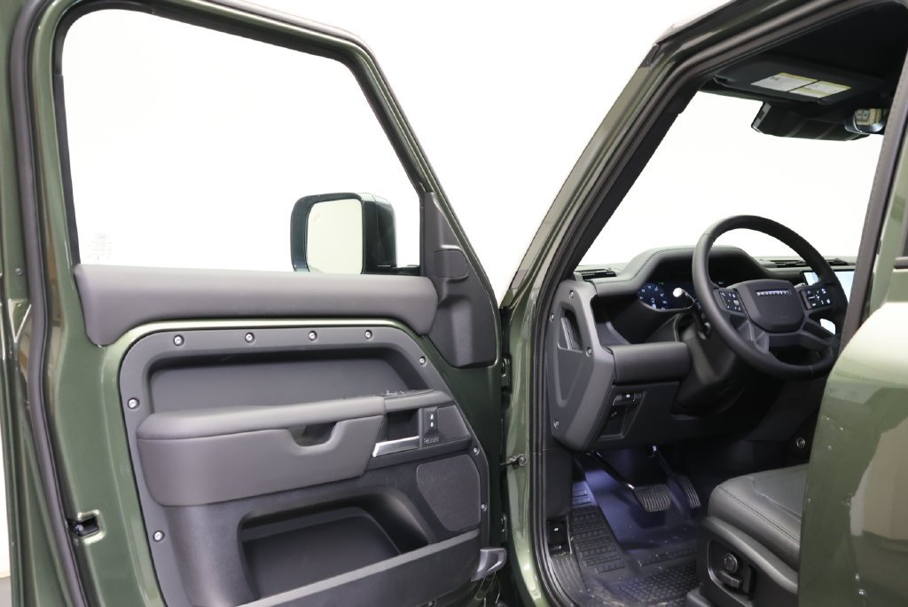 New 2026 Woolstone Green Land Rover X-Dynamic SE image 28