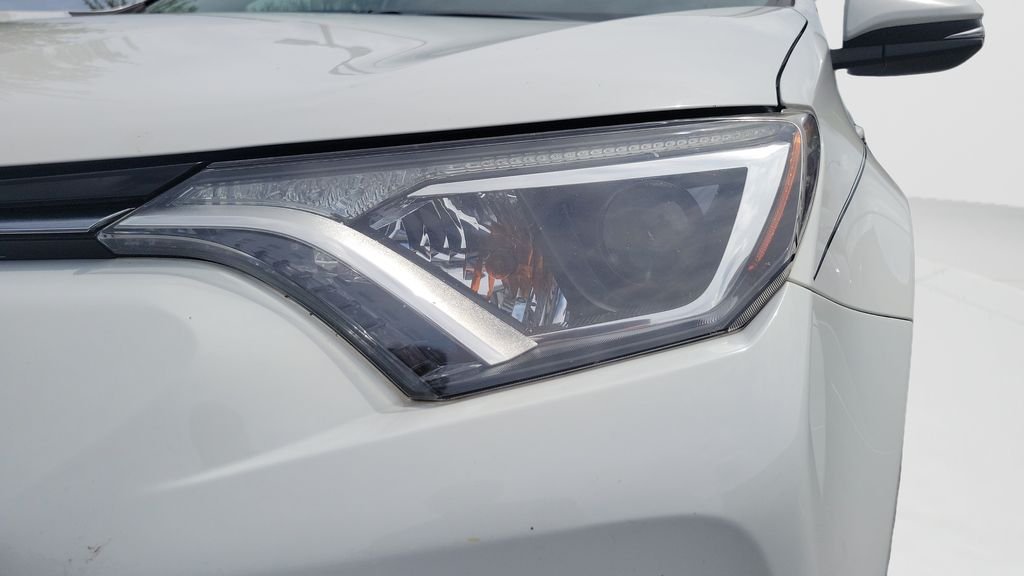 2017 Toyota RAV4 XLE - Photo 25