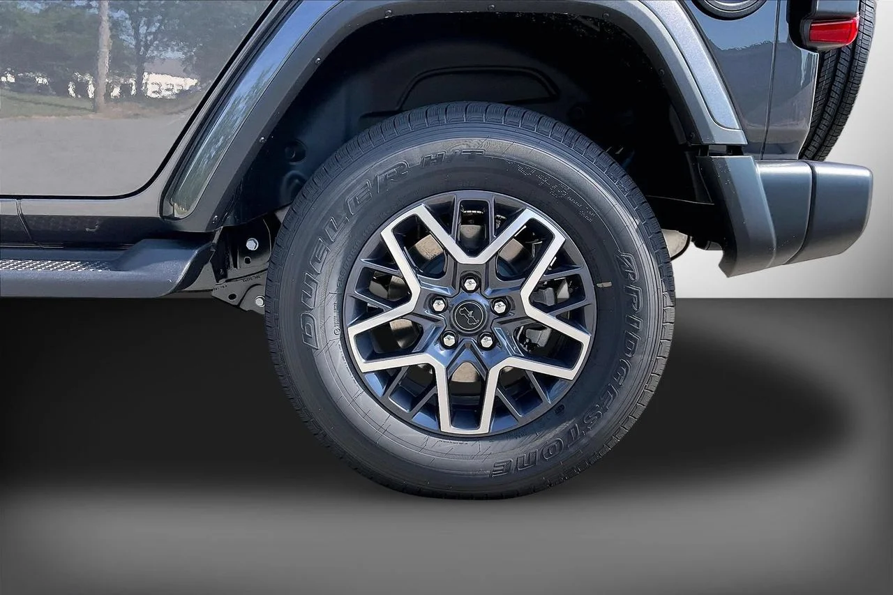 New 2026 Granite Crystal Metallic Clear-Coat Exterior Paint Jeep Sahara image 33