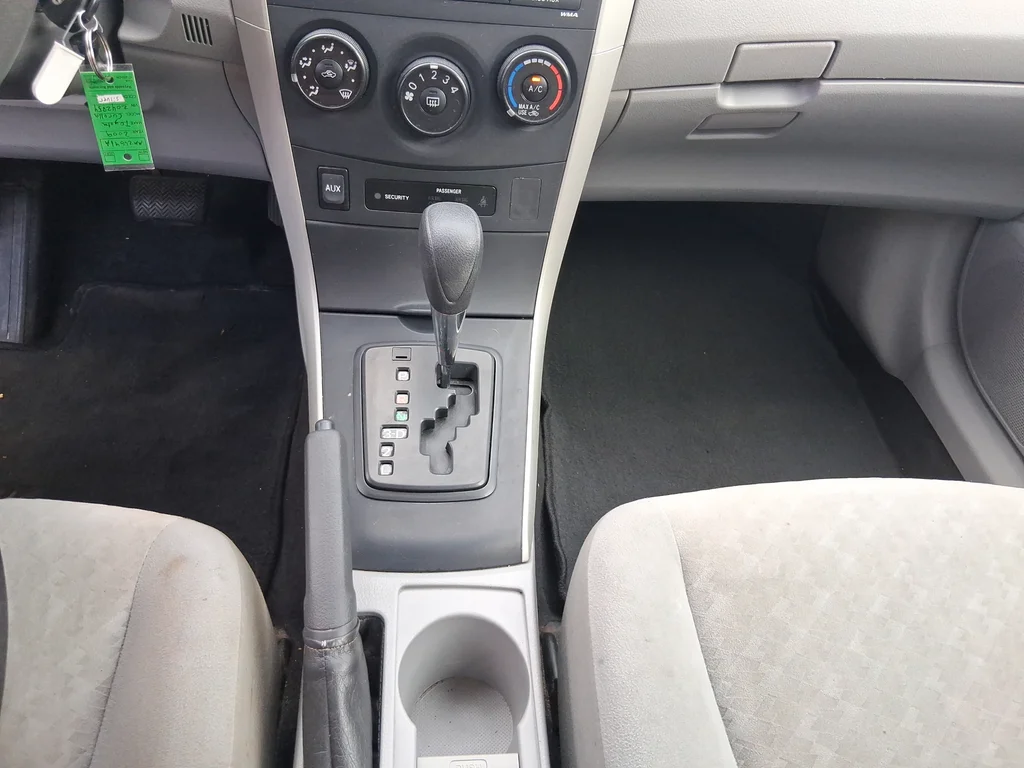 Used 2009 Silver Toyota LE image 19