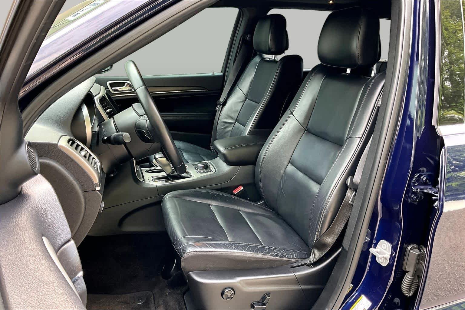 Used 2018 True Blue Pearlcoat Jeep Limited image 9