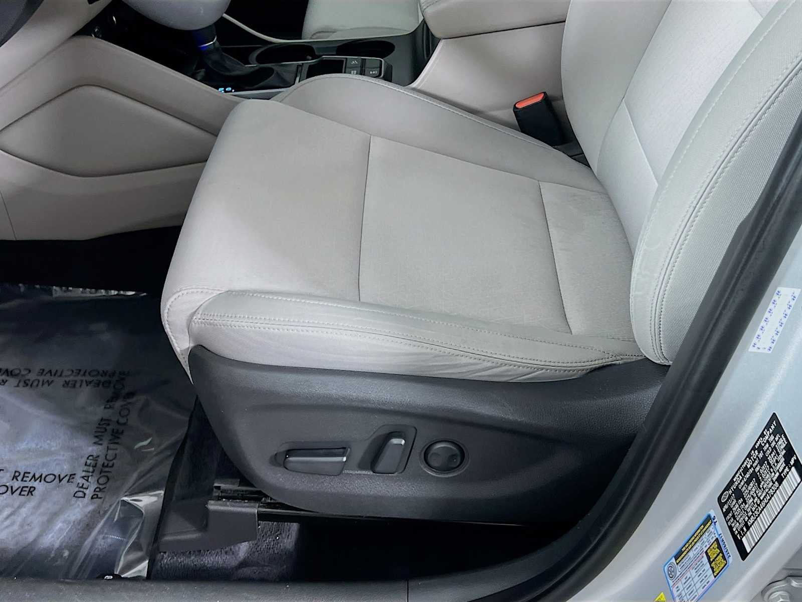 Used 2017 Molten Silver Hyundai SE image 19