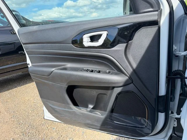 New 2026 Bright White Clear-Coat Exterior Paint Jeep Latitude image 13