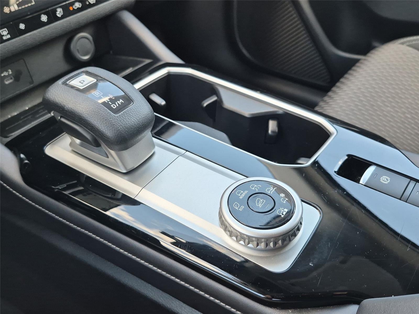 Used 2025 White Diamond Mitsubishi ES image 30