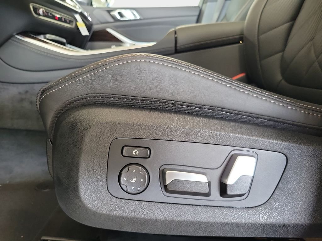 New 2026 Black Sapphire Metallic BMW xDrive40i image 15