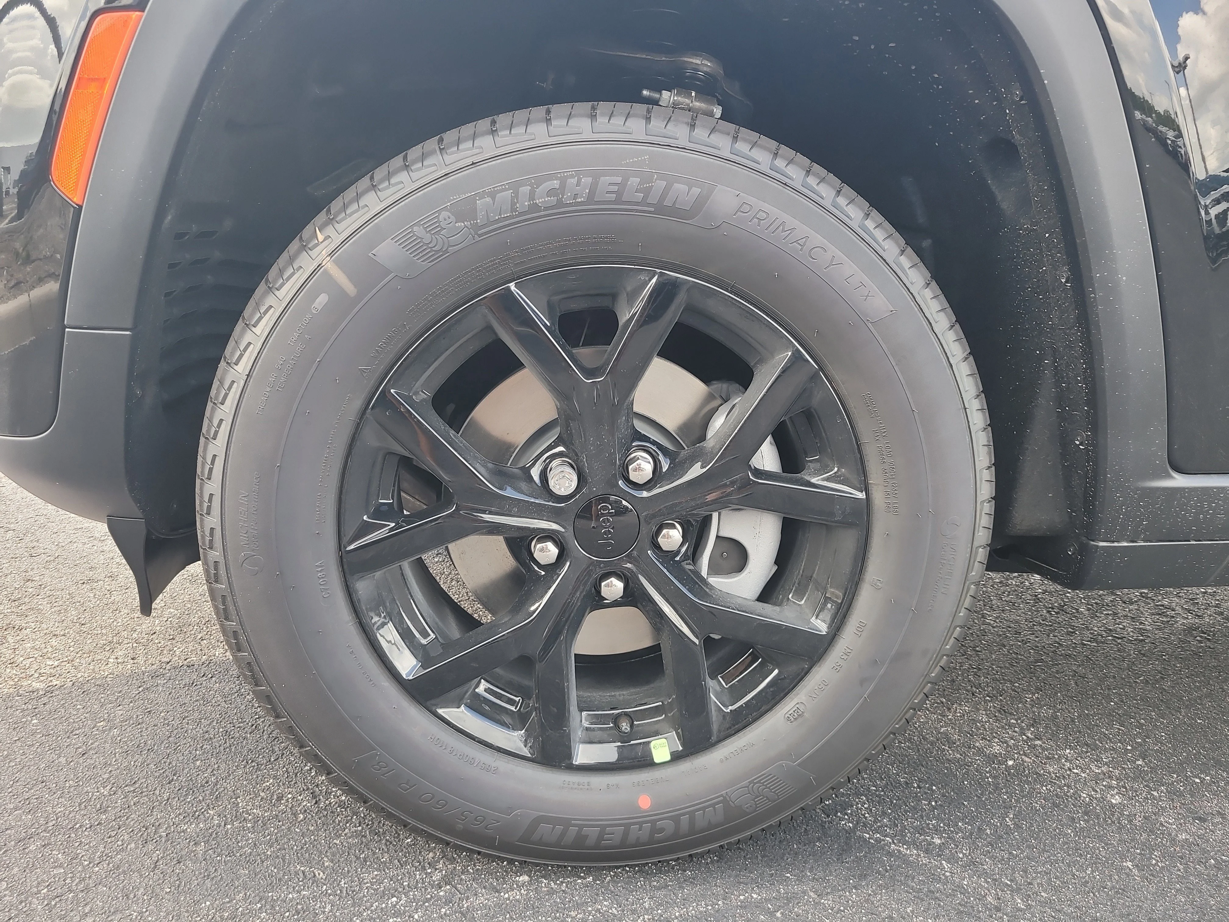 New 2026 Diamond Black Crystal Pearlcoat Jeep Laredo Altitude image 10