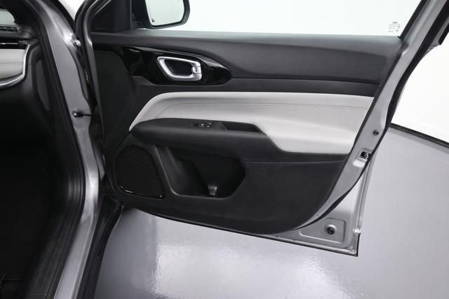Used 2024  Jeep Limited image 15