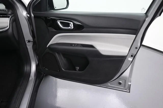 Used 2024  Jeep Limited image 15