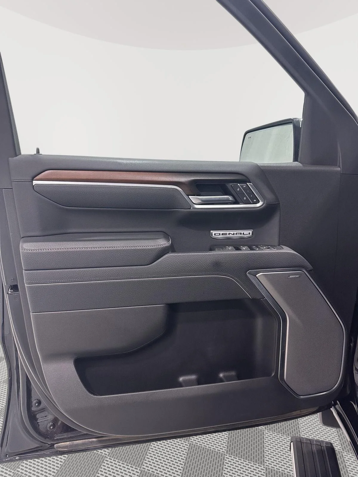 Used 2025 Onyx Black GMC Denali image 19
