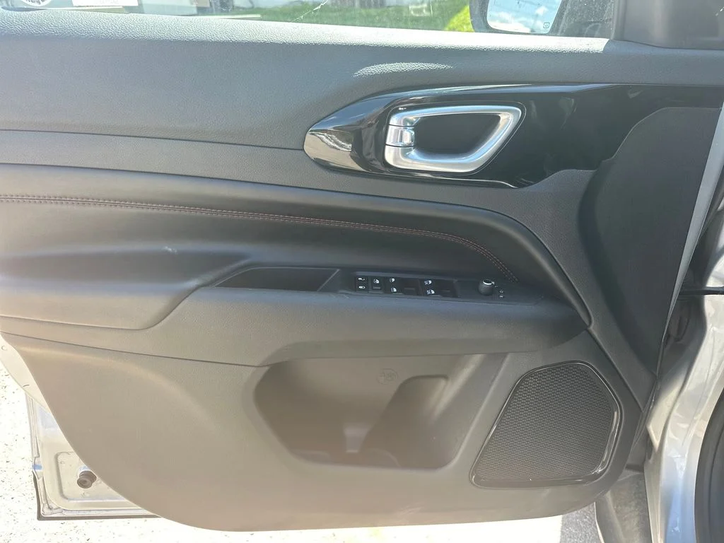 Used 2025 Silver Zynith Metallic Clearcoat Jeep Trailhawk image 38