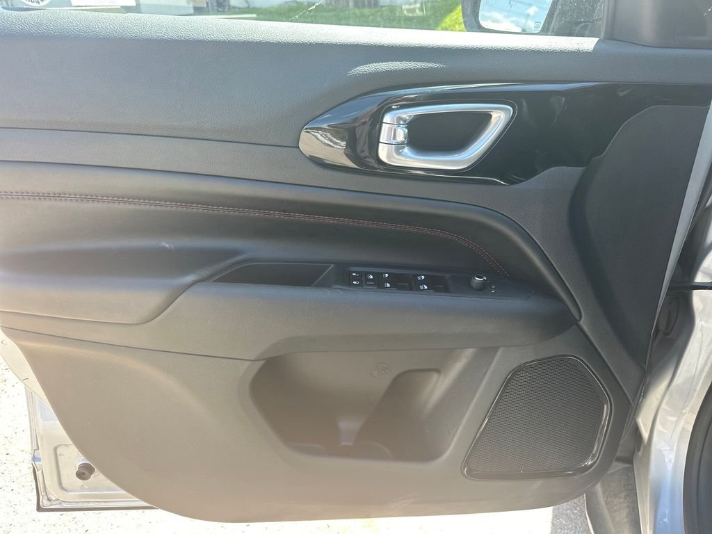 Used 2025 Silver Zynith Metallic Clearcoat Jeep Trailhawk image 38