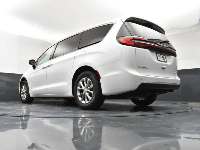2026 Chrysler Pacifica Select - Photo 22
