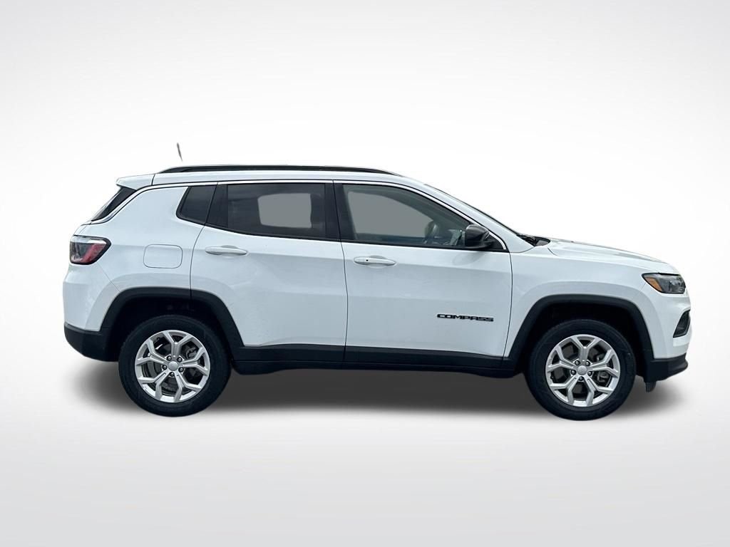 Used 2024 White Jeep Latitude image 4