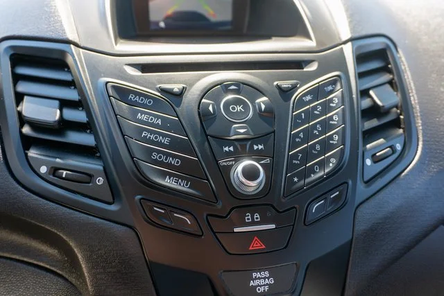 Used 2018 Gray Ford SE image 24