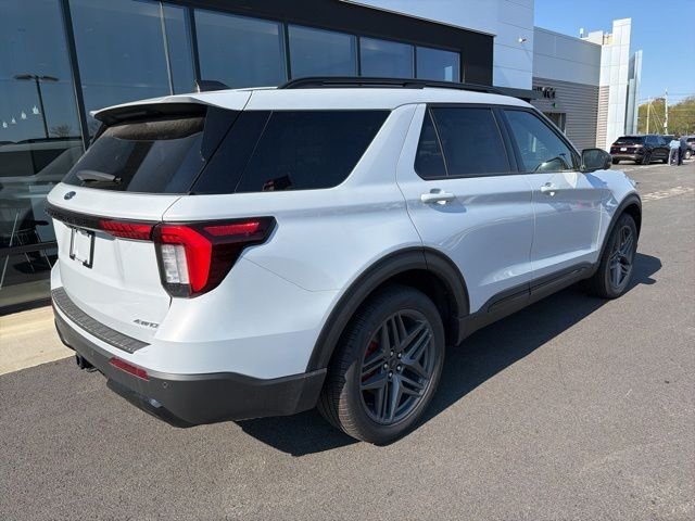New 2026 Space White Metallic Ford ST-Line image 3