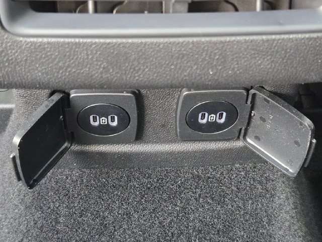 Used 2025 Red Lincoln Premiere image 18