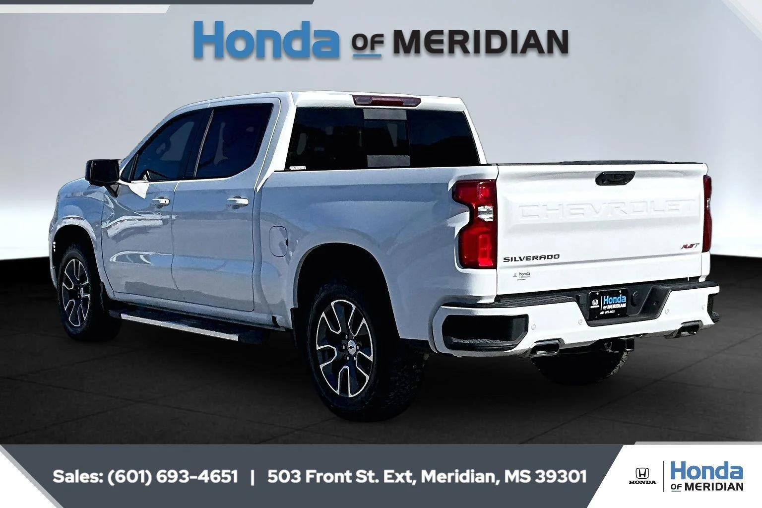 Used 2025 Summit White Chevrolet RST image 2